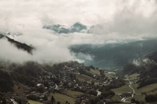 Dans la vallée, oh oh, j’ai pas vu Dana…
T’as la réf ? Je t’ai mis une musique à la c** dans la tête ? Déso 😜✨
#photographechartres #chartres #chartresexperience #chartresmaville #reikichartres #macrophotography #macrooftheday #grandbornand #hautesavoie #hautesavoiexperience #aravismountains #landscapephotography #poetry_addicts #haikuofinstagram #haikuoftheday #dronephotooftheday