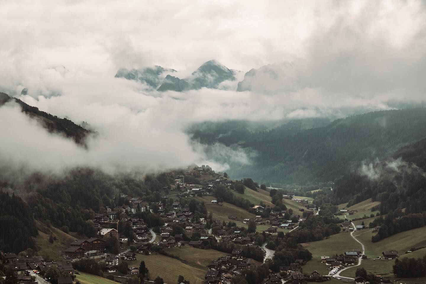 Dans la vallée, oh oh, j’ai pas vu Dana…
T’as la réf ? Je t’ai mis une musique à la c** dans la tête ? Déso 😜✨
#photographechartres #chartres #chartresexperience #chartresmaville #reikichartres #macrophotography #macrooftheday #grandbornand #hautesavoie #hautesavoiexperience #aravismountains #landscapephotography #poetry_addicts #haikuofinstagram #haikuoftheday #dronephotooftheday