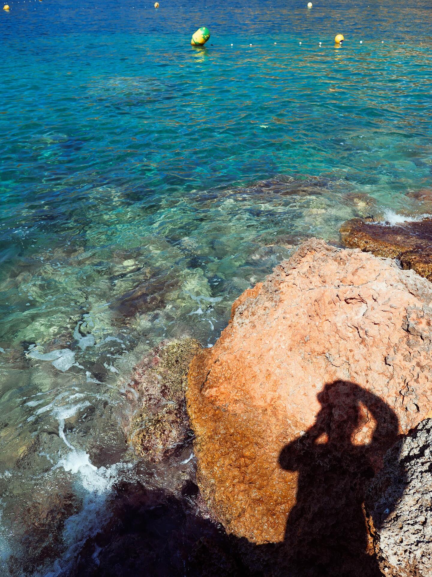Autoportrait ensoleillé ☀️
En ces temps de froideur et de grisaille, l’envie de retourner sur cette île fabuleuse est forte !! 🏝️
#ibiza #ibiza❤️ #ibizasunset #ibizastyle #eivissa #eivissa🇪🇸 #colorfulart #architecture #archilovers #architecturephotographylovers #ibizalovers #ibizalovers🍒☀️☀️🌴 #iphonephotooftheday #iphonephotographer #reikimaster #reikichartres #chartres #chartresmaville #haikuofinstagram #haikupoetry