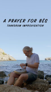 Nouvelle improvisation toujours sur le même caillou et avec un peu plus de cheveux fous…
Cette fois-ci, cette mélodie est dédiée au dieu d'origine égyptienne Bès. Ce petit personnage trapu est le dieu du foyer, mais pas seulement.
Son rôle est de protéger les hommes contre les forces néfastes, les esprits malfaisants ou les animaux dangereux. Avec ses instruments de musique, il apporte également la joie, le divertissement et la bonne humeur.
Enfin, Bès est le Dieu protecteur des femmes enceintes sur lesquelles il veille pendant toute la grossesse et au-delà.
Cette improvisation est plus rapide que celle de Tanit, alors la voici pour lui, Dieu grimaçant, combattant, protecteur et fort qui offre la joie dans le foyer.
#handpan #handpanmusic #handpanworld #handpanplayer #chartres #chartrescathedral #chartrestourisme #chartresmaville #eureetloirtourisme #musicianlife #artiste #reikihealing #reikimaster #meditationmusic #tankdrum #filmmakers #handpancommunity #handpanmusician #ibiza #ibizalife #ibizabeach #ibizastyle #ibizamusicartists