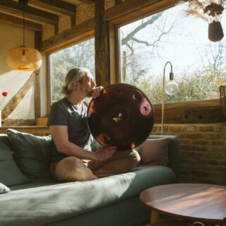 Alors, reprenons.
Fin 2023, grace au copain JB de @chartrespercussioncompagnie , j’ai en prêt quelques semaines, un Handpan. Merci Jb ! 🙏✨
Je découvre cette grosse bête étrange faite de métal, au son si dingue. 🛸
Je joue un peu le soir, parfois, quand j’ai le temps. Je commence à enregistrer un morceau puis un deuxième et là, le drame. Il faut le rendre à JB, évidemment ! ❤️🩹
Début 2024, je passe donc quelques mois sans Handpan et j’en parle autour de moi, et on me conseille une campagne de financement participatif, d’autres solutions aussi parce que oui, un Handpan, c’est cher et que la trésorerie manque 💸💰
Et c’est alors qu’à l’été 2024, en quelques échanges de mails, la solution est trouvée et qu’Augustin… euh… non.
La suite au prochain post !! 🥰😜✨
Autoportrait fait au fabuleux domaine du @lecoqenchante
#handpan #handpanlove #handpanmusic #handpanplayer #musician #imusician #artisteindépendant #musicienfrançais #musicismylife #musicforlife #chartres #chartresmaville #chartresexperience #producteurdequalité