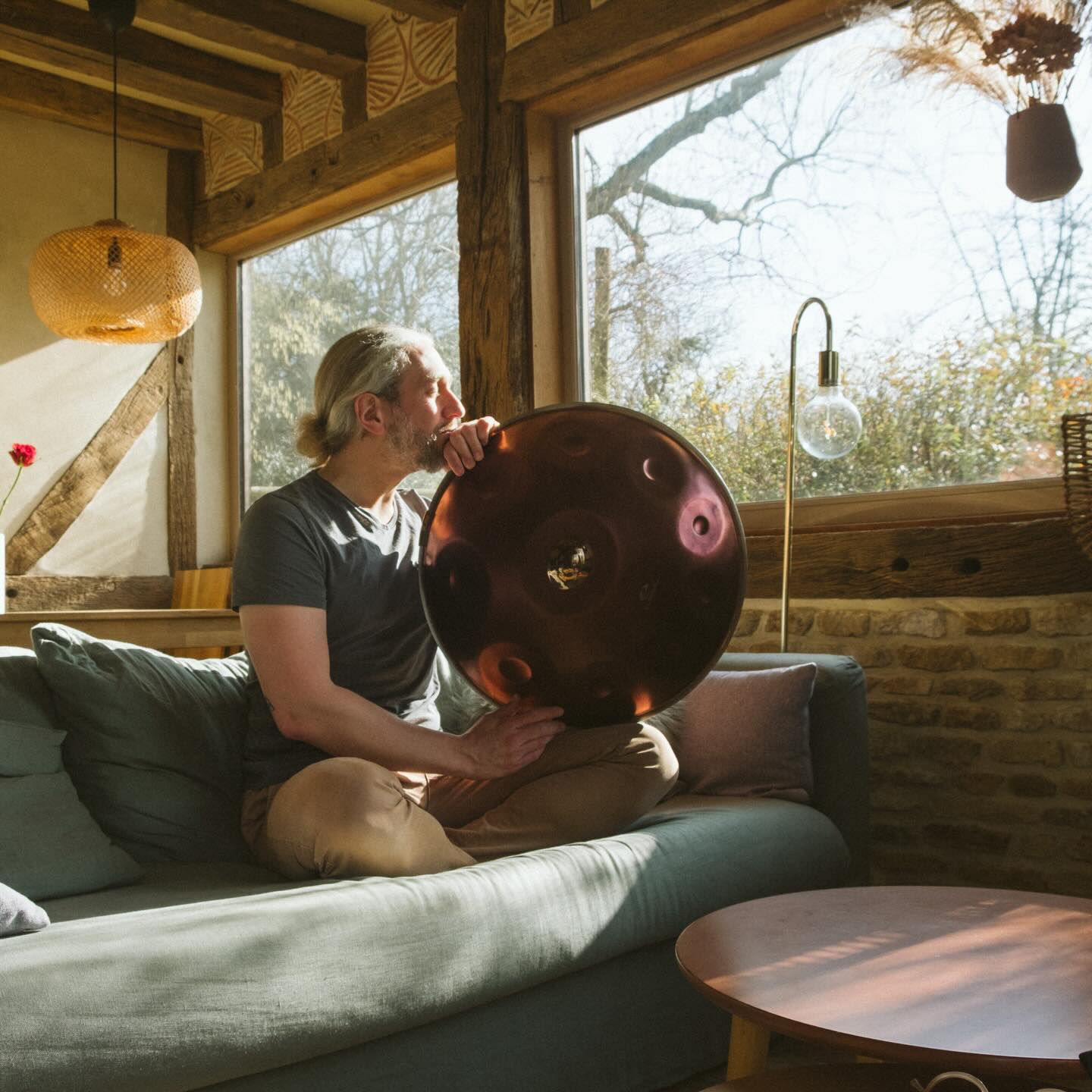 Alors, reprenons.
Fin 2023, grace au copain JB de @chartrespercussioncompagnie , j’ai en prêt quelques semaines, un Handpan. Merci Jb ! 🙏✨
Je découvre cette grosse bête étrange faite de métal, au son si dingue. 🛸
Je joue un peu le soir, parfois, quand j’ai le temps. Je commence à enregistrer un morceau puis un deuxième et là, le drame. Il faut le rendre à JB, évidemment ! ❤️🩹
Début 2024, je passe donc quelques mois sans Handpan et j’en parle autour de moi, et on me conseille une campagne de financement participatif, d’autres solutions aussi parce que oui, un Handpan, c’est cher et que la trésorerie manque 💸💰
Et c’est alors qu’à l’été 2024, en quelques échanges de mails, la solution est trouvée et qu’Augustin… euh… non.
La suite au prochain post !! 🥰😜✨
Autoportrait fait au fabuleux domaine du @lecoqenchante
#handpan #handpanlove #handpanmusic #handpanplayer #musician #imusician #artisteindépendant #musicienfrançais #musicismylife #musicforlife #chartres #chartresmaville #chartresexperience #producteurdequalité