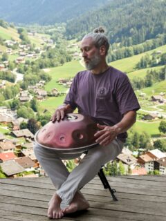 Salut, moi c’est Guillaume et je suis musicien. 🥳✨
J’ai commencé la musique avec la batterie quand j’étais ado. Un groupe, puis deux puis trois, une immense expérience de vie en Bretagne avec Lyse avec mes deux amis bassiste et guitariste et puis le drame, le split du groupe, le spleen pour moi.
Au total, pas loin de 200 concerts à mon actif, des festivals, des enregistrements d’EP en studio etc.
Parallèlement à la batterie, je me suis mis à la guitare, à la basse et à la musique électro.
🥁🎸💿🔈💻🎚️🎛️🔊
Chaque instrument a son petit quelque chose qui me fait vibrer et qui me fait un bien fou. La musique est clairement indispensable à ma vie !! 💖🎶
Et pour le Handpan, je l’ai découvert en 2012 ou 2013 de mémoire. Je m’étais dit « un jour »… 🛸
Et le reste de l’histoire sera pour le prochain post !! 😜
Et si tu as envie de m’écouter, je suis déjà sur toutes les plateformes de streaming ! 🎧
Portrait de moi by L’Amoureuse
#handpan #handpanlove #handpanmusic #handpanplayer #musician #imusician #artisteindépendant #musicienfrançais #musicismylife #musicforlife #chartres #chartresmaville #chartresexperience #producteurdequalité