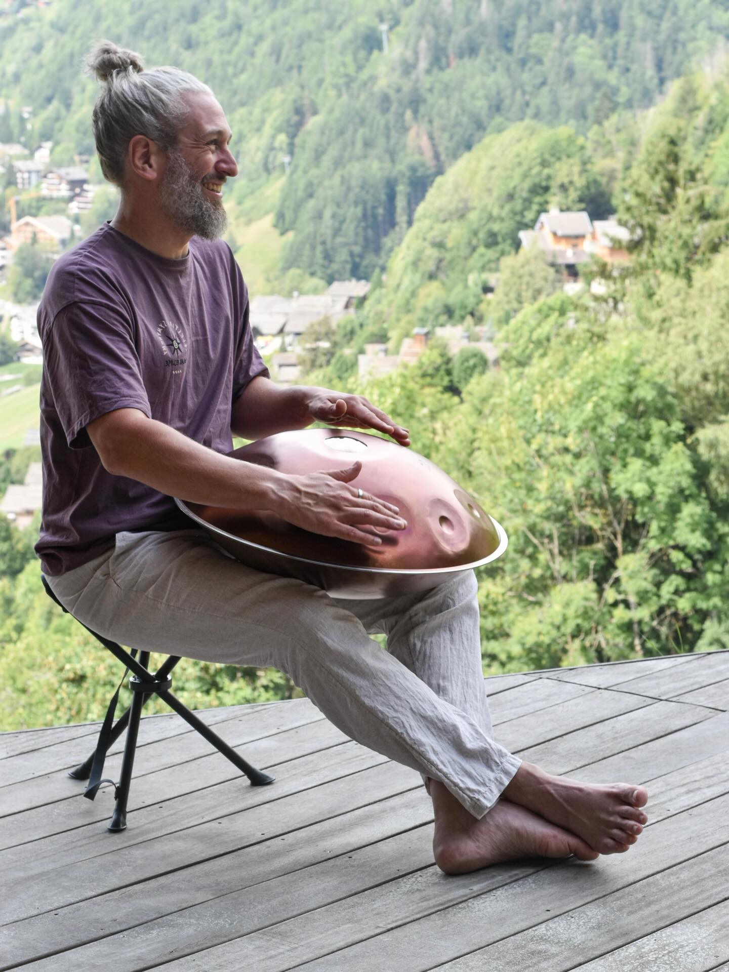 Été 2024 - naissance d’Augustin. 💖
Début 2024, je n’ai donc plus de Handpan, mais l’envie d’avoir le mien, évidemment, est très très forte !
Je réfléchis, on me propose de lancer une campagne de financement mais je ne me sens pas du tout en clin à une telle opération (pourquoi les gens m’aideraient ?!). 🧐
Et puis chemin faisant, mails faisant, je reçois LA proposition qui va tout changer. 🥳
Je vais échanger mes talents de musicien débutant au Handpan mais de Réalisateur expert, contre un Handpan !! Le deal est conclu avec le fabriquant et début août 2024, Augustin arrive à la maison pour mon plus grand bonheur et un peu pour le votre aussi, que ce soit en streaming ou en live pendant les voyages sonores. 🛸🥰✨
Je suis un homme heureux avec son premier instrument !!
Et pour finir cette histoire, toutes mes musiques sont disponibles sur toutes les plateformes : Deezer, Spotify, iTunes et même Amazon Music. 🎧🎶
Cette histoire t’a plu ? Dis-le 😜
#handpan #handpanlove #handpanmusic #handpanplayer #musician #imusician #artisteindépendant #musicienfrançais #musicismylife #musicforlife #chartres #chartresmaville #chartresexperience #producteurdequalité