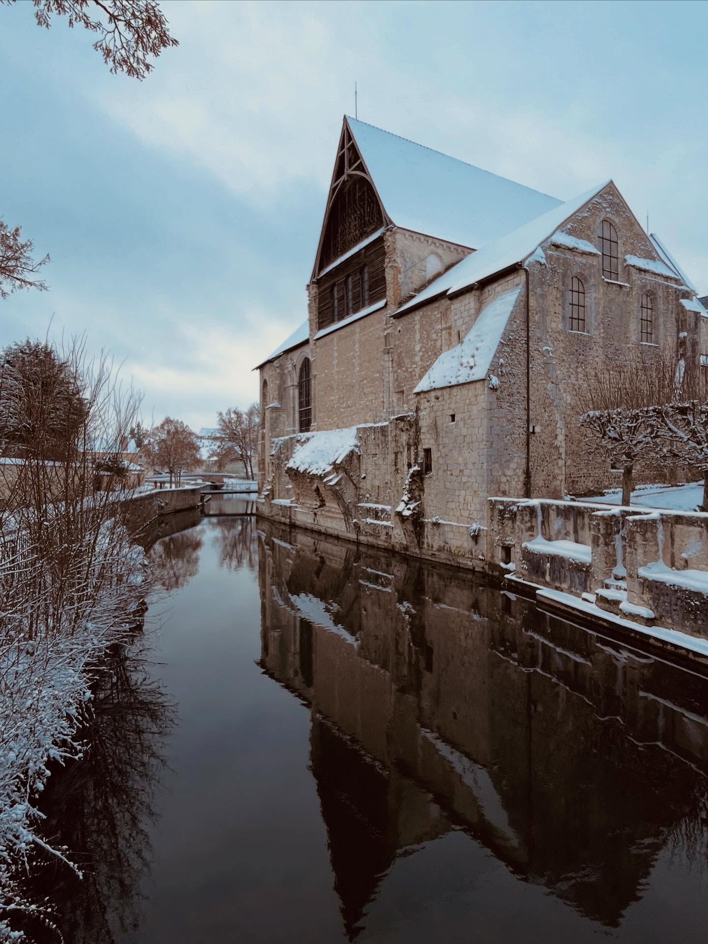 La collégiale Saint-André de Chartres, un bâtiment que je trouve magnifique ! J’ai eu la chance d’y jouer au Handpan d’ailleurs ! Regarde dans mes publications. 

Belle journée à toi, TGIF ! ✨

#chartres #cathedraledechartres #chartresexperience #collegialesaintandre #eureetloir