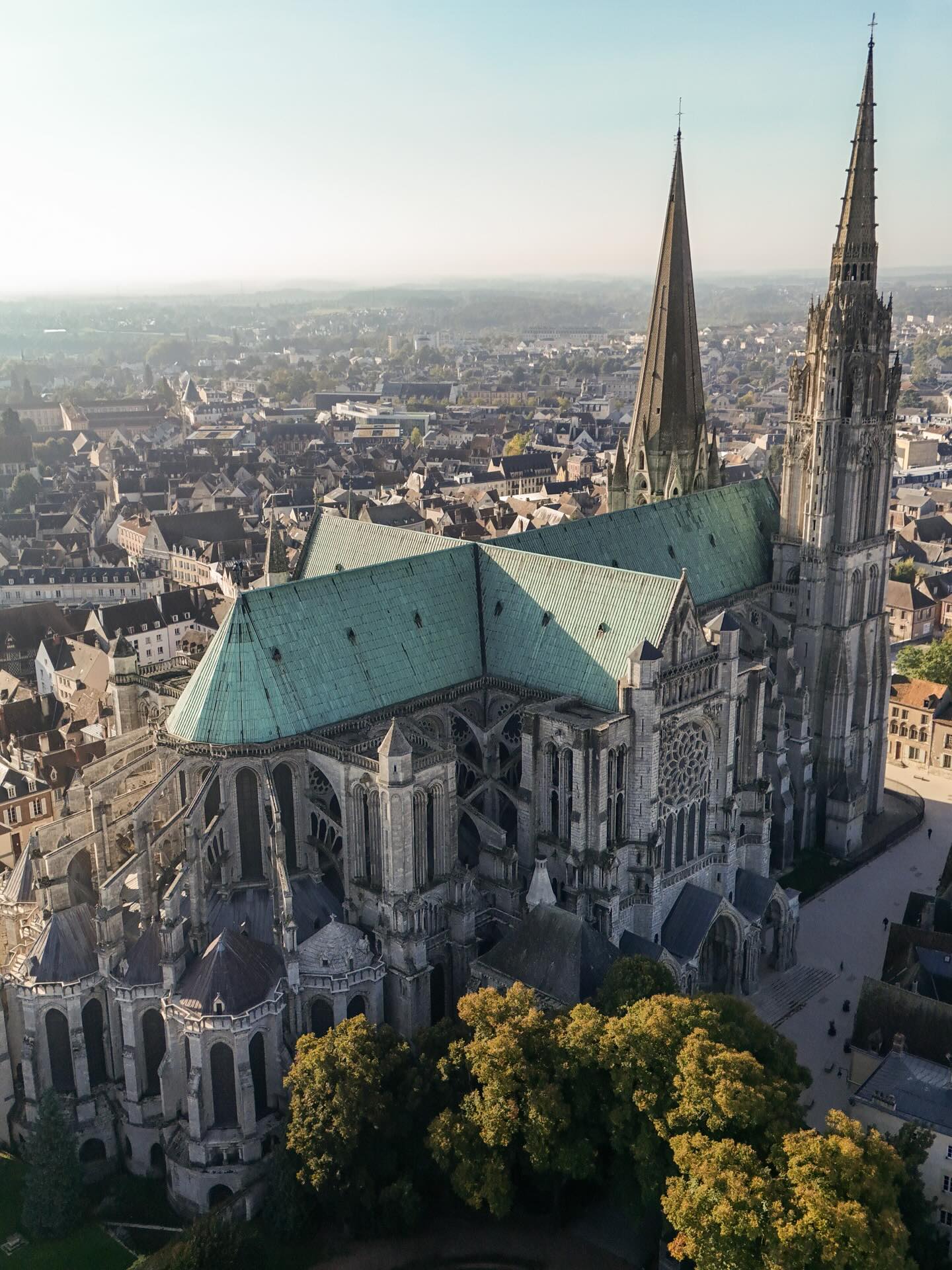 Cathédrale Notre Dame de Chartres. 

Pas de légende, juste elle. 

#chartres #dronephotooftheday #haikuoftheday #chartrestourisme #cathedralenotredame