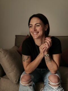 Chacun son tour ! Il y a un moment déjà, Audrey, photographe de génie, m’a demandé de travailler pour elle. Une séance photo intimiste chez elle. Douceur, lumière, pudeur et sourires au programme.
Tout ce que j’aime !! 

Les trois prochaines images lui seront consacrées. 

À l’image : @pictureofthedey 
Séance à domicile. 

#chartres #photographechartres #photographeindépendant #portrait portrait_pros