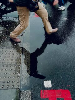 Vous avez vu mon dernière Réel avec les images du compact oldschool Fujifilm, voici quelques images faites à l’iPhone. 
Et oui, j’adore les reflets dans les flaques !! Et toi ? 

#streetphotographycommunity #londonstreetphotography #photographechartres #iphoneartists #londoniscalling🇬🇧