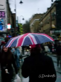 Les voilà. Les premières images faites au compact Fujifilm à Londres.
Autant j’adore mes appareils photos pro quand je bosse, pour la qualité d’image, la netteté, le fait de pouvoir les pousser dans leurs retranchements etc. Autant ce petit appareil qui tient la poche me fait kiffer aussi. 
Alors oui, c’est un peu flou, l’appareil n’est pas stabilisé, il est lent etc. Mais ça donne un cachet aux images. Un quelque chose entre les défauts de l’argentique et son côté sexy aussi. 
L’instant vif. L’anticipation. Le charme d’images non-parfaites… même la buée sur l’objectif peut rendre des images intéressantes ! 

J’adore !! Et toi alors ? Images parfaites ou qui ont un supplément d’âme ?? 

#streetphotographycommunity #londonstreetphotography #photographechartres #iphoneartists #londoniscalling🇬🇧