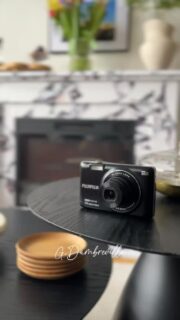 Trois jours à Londres 🏴󠁧󠁢󠁥󠁮󠁧󠁿avec un appareil photo compact de chez @fujifilmfrance 📷✨
Ça change des appareils que j’utilise pour mes activités pros, mais ce challenge a été vraiment plaisant finalement. Ça oblige à chercher des prises de vue un peu différentes, des cadrages originaux -ou pas- et de jouer avec une réactivité toute nulle. 
Bref, ce petit appareil, offert initialement à ma fille il y a 10 ans, m’a bien fait marrer !! 🤪
Ça te plaît ce contenu ?? 😇🦄

#londonphotography #streetphotography #fierdemonfuji #fujifilm #photographechartres