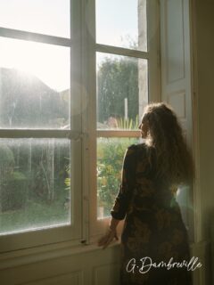 Photographie pro. 
Tu le savais toi, que parfois, je propose aux indépendants, à des lieux d’exception et/ou à des artistes, de belles images pour leur communication ?!? 
Le mélange de portrait, mise en scène, gestion de la lumière et lieu magique, j’adore ça !! 

À l’image : @divineiki.reikihealing
Lieu : @maisonailleurs 

#photographechartres #freelanceartist #chartresexperience #bienetreauquotidien #maitrereiki